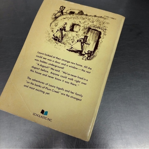 On the Banks of Plum Creek by: Laura Ingalls Wilder, paperback book - Picture 5 of 6